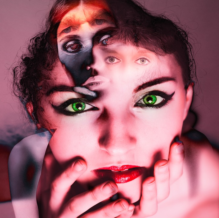 Fotomontaje de varias caras superpuestas sobre una principal