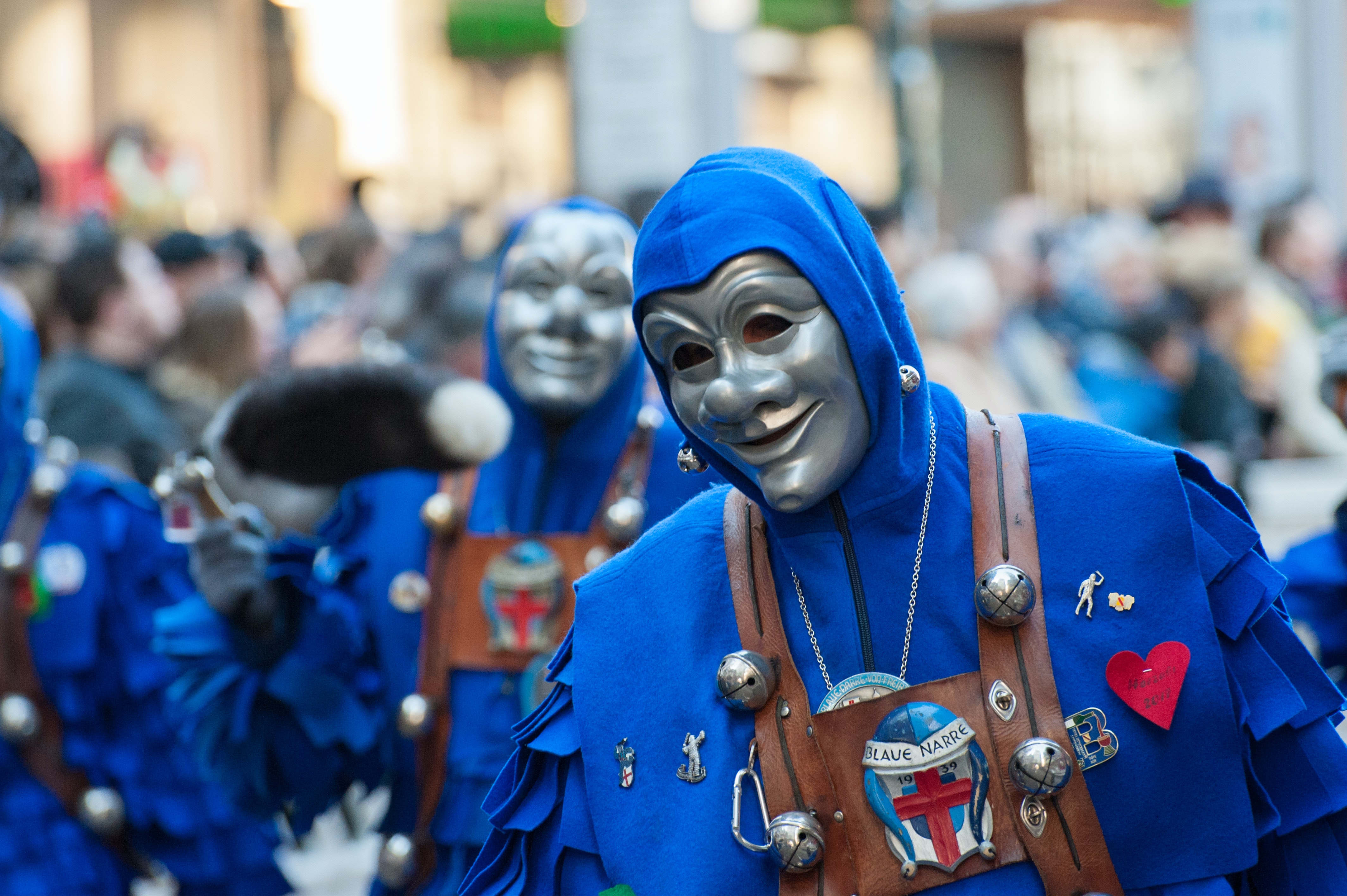 Desfile de carnaval con máscaras