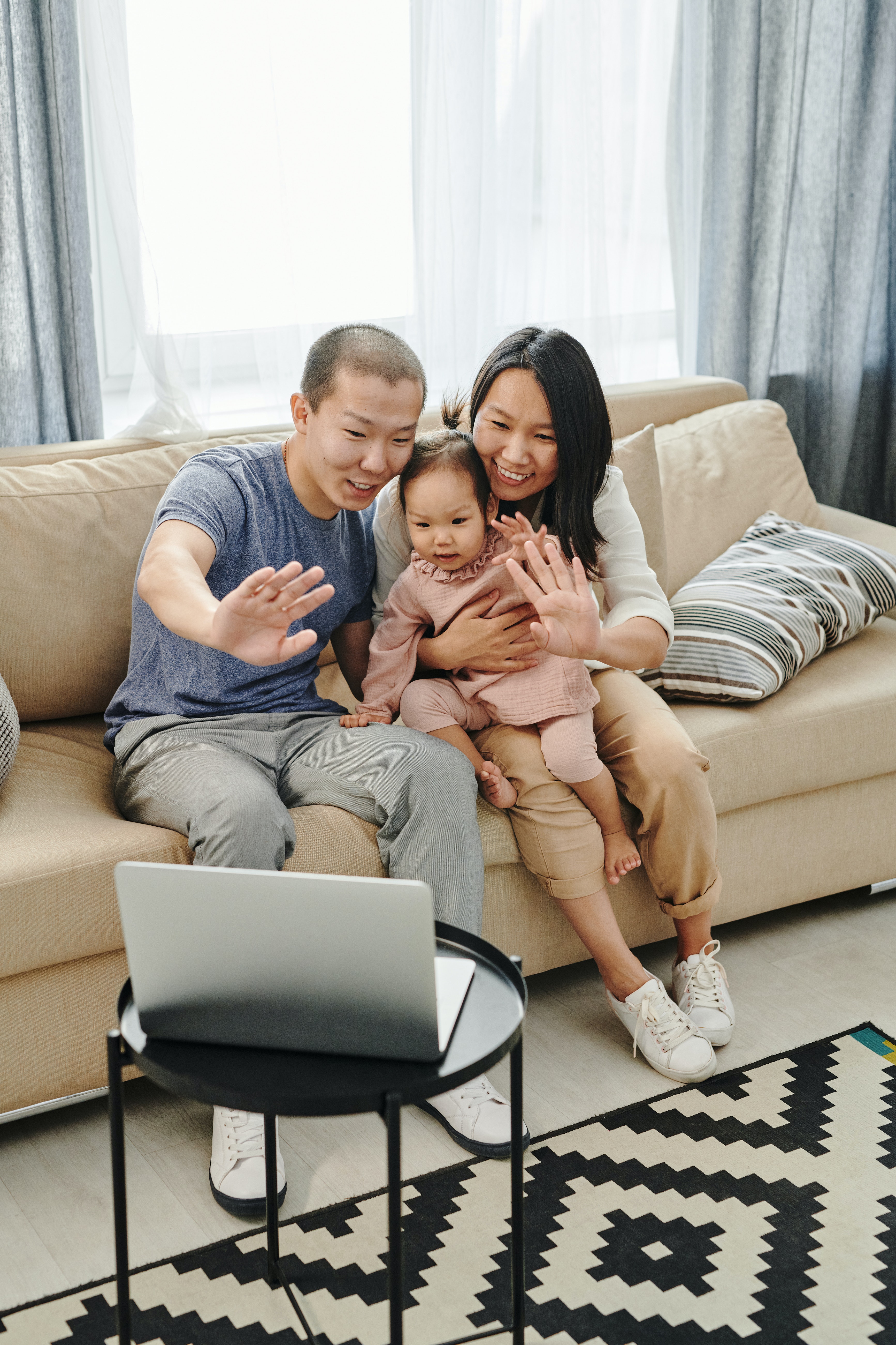 Imagen de una familia despidiéndose en una videollamada.