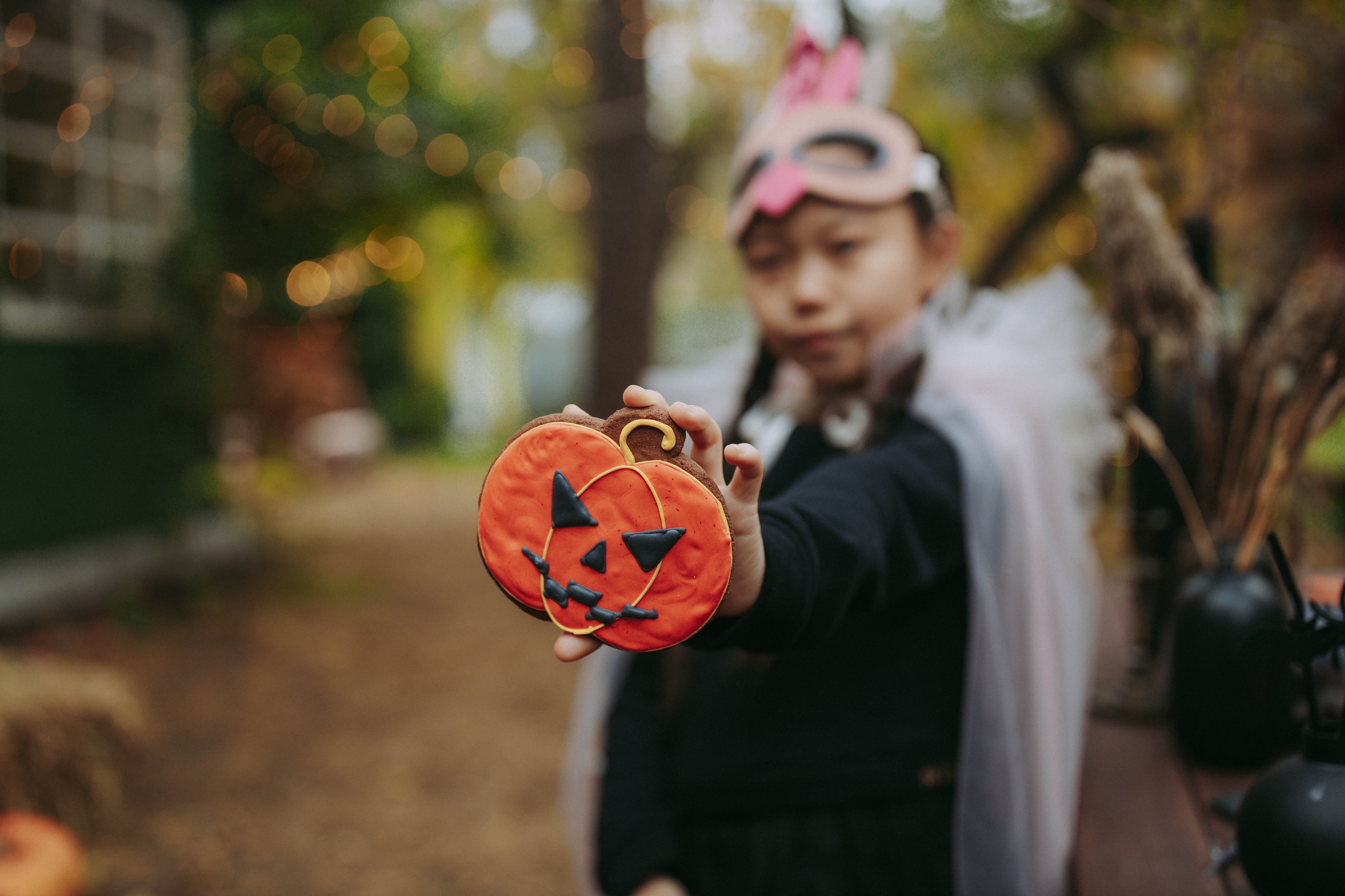 Imagen de una niña disfrazada con una calabaza