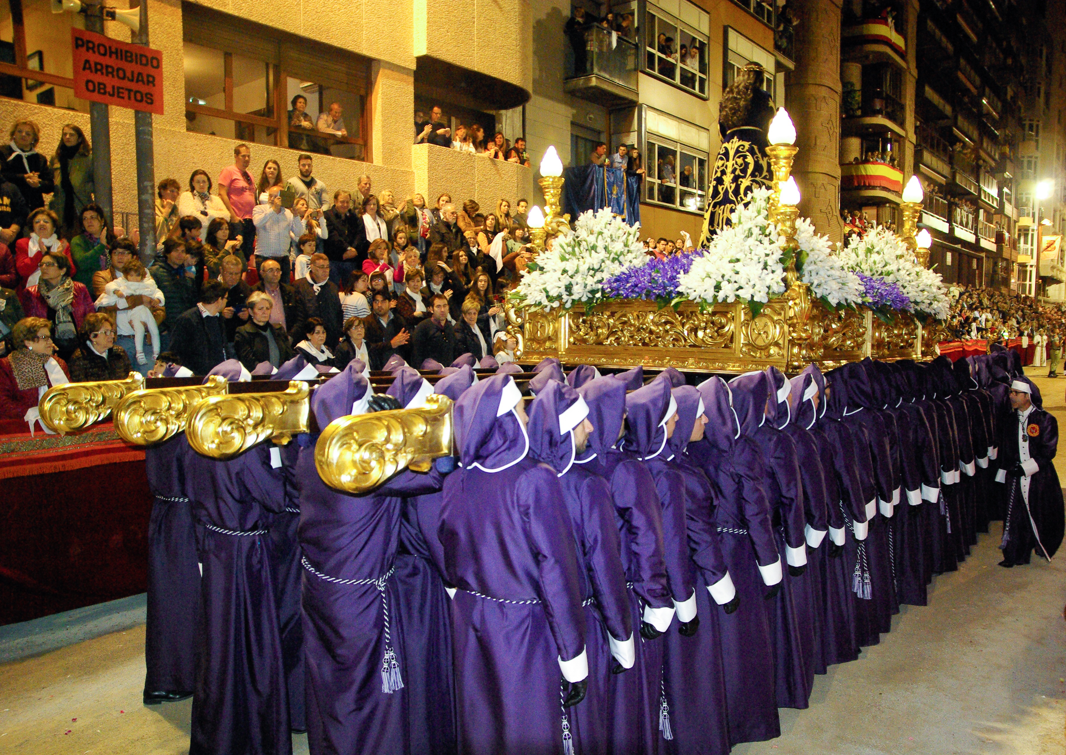 Costaleros portando sobre sus hombros una figura de escayola en una procesión.