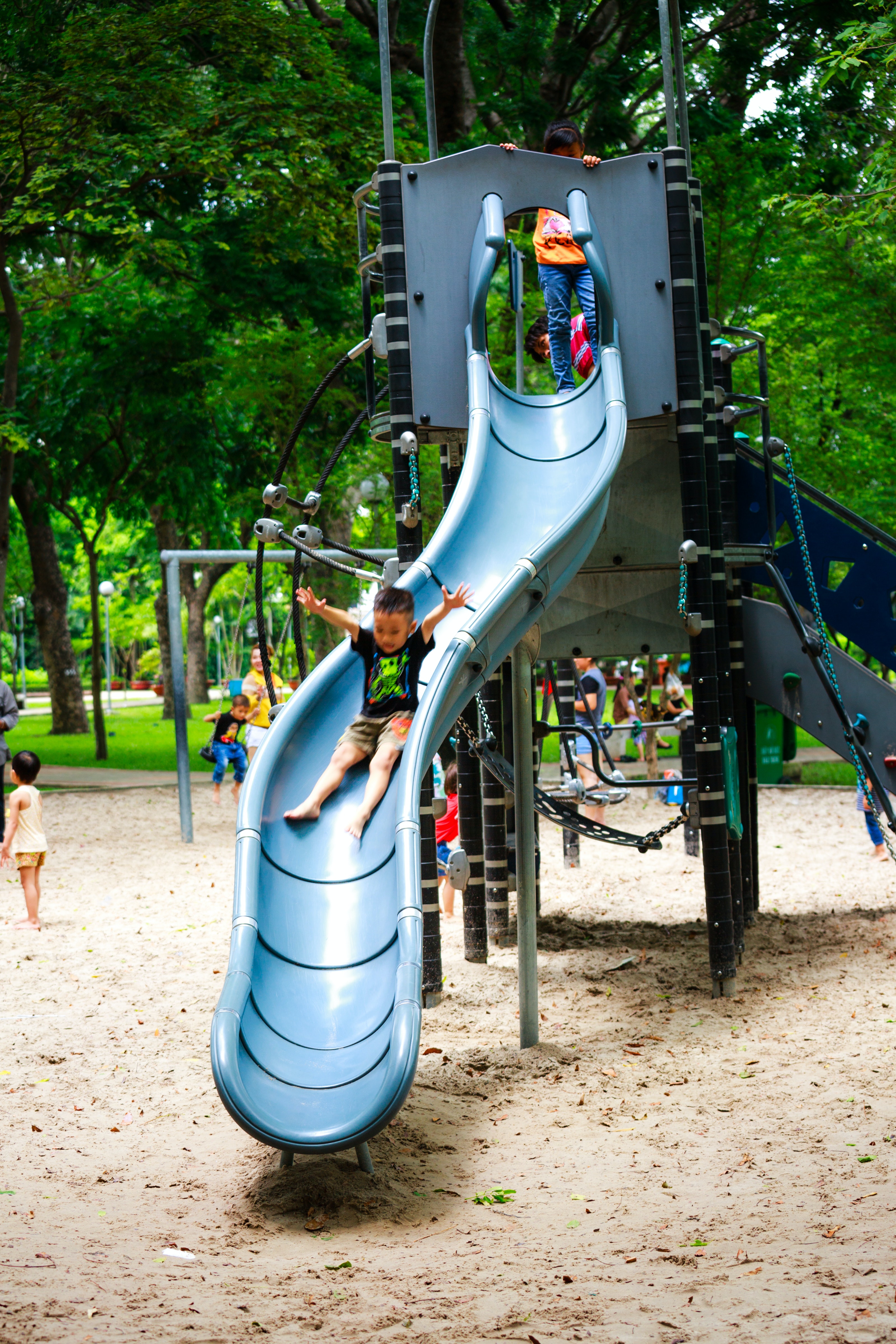 Parque con unos niños en un tobogán