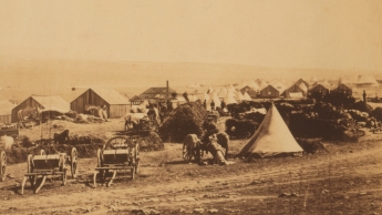 Campamento con artillería