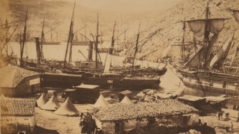 Barcos en un puerto de Crimea