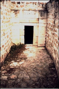 Acceso a la cámara sepulcral íbera de Toya
