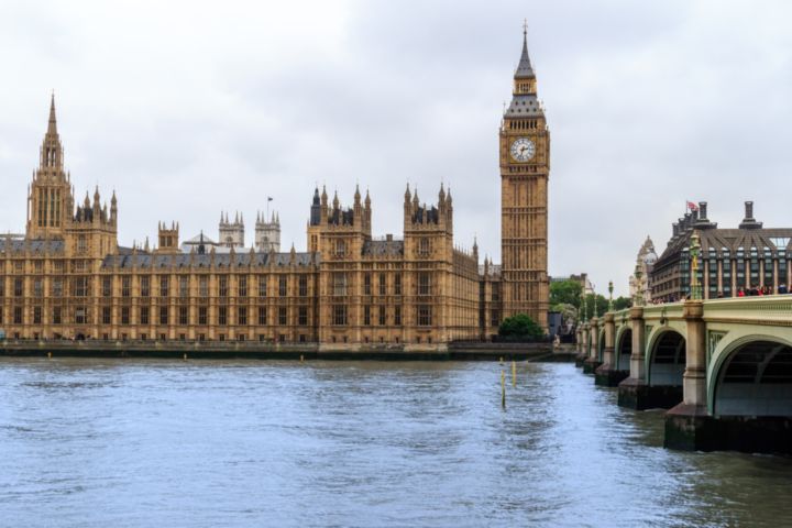 Se ve el Big Ben al lado del río.