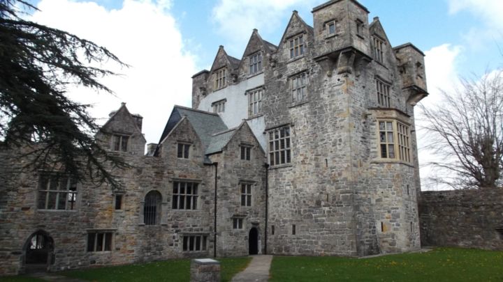 Se observa una foto del castillo de Donegal.