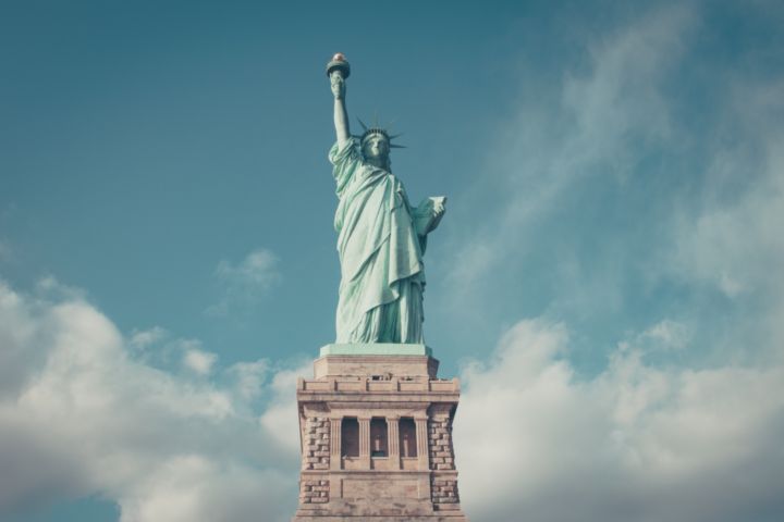 Se observa una imagen de la Estatua de la Libertad.