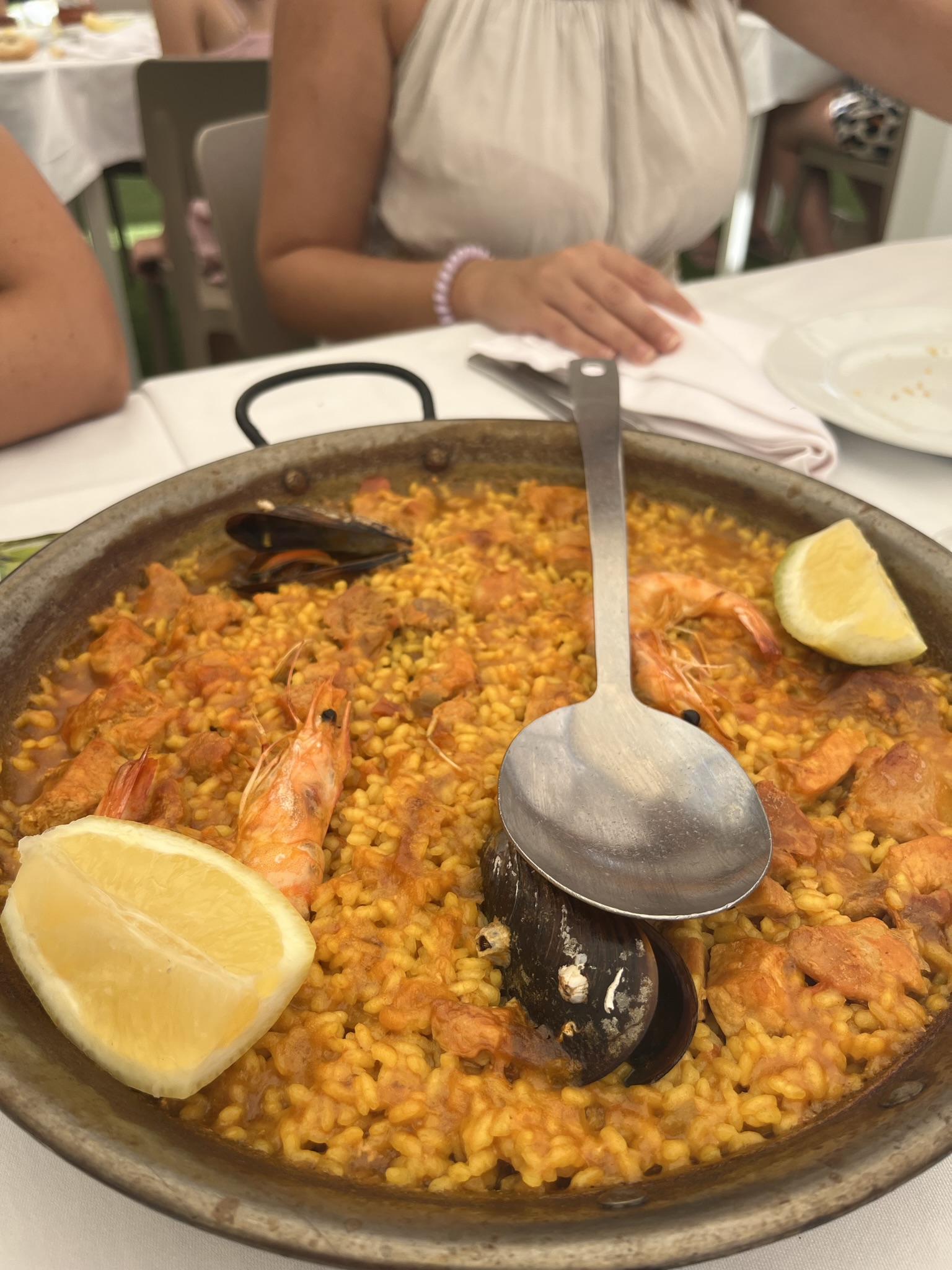 Foto de una paella en una paellera.