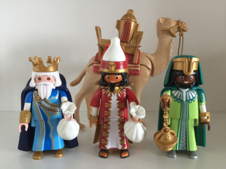 Foto de unos clips imitando a los tres Reyes Magos.