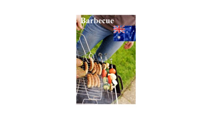 Se puede ver una barbacoa con verduras y carne.