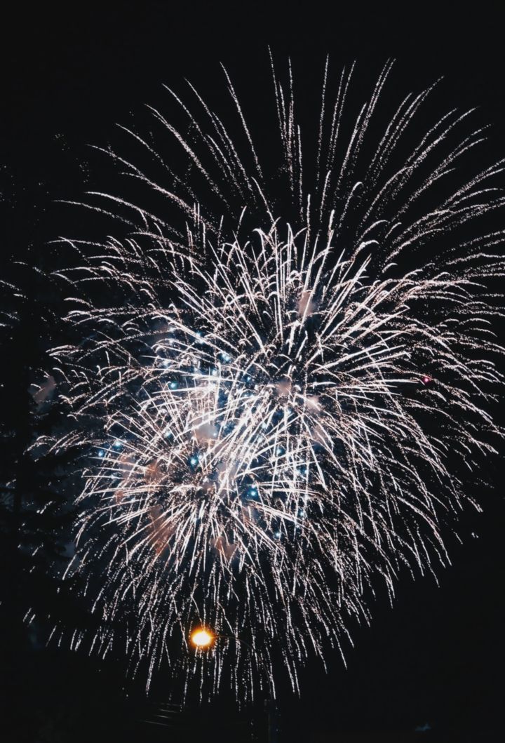 Se pueden ver fuegos artificiales.
