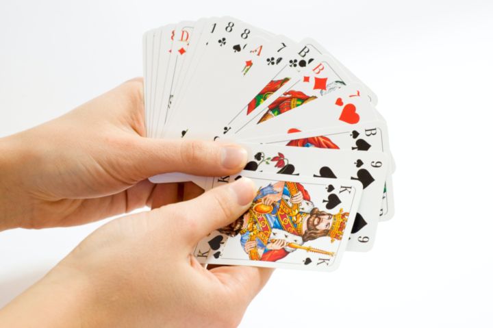 Manos con una baraja de cartas. 