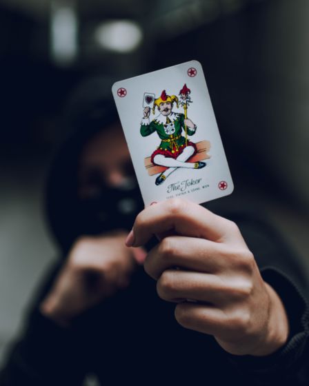 Una mano sosteniendo una carta.