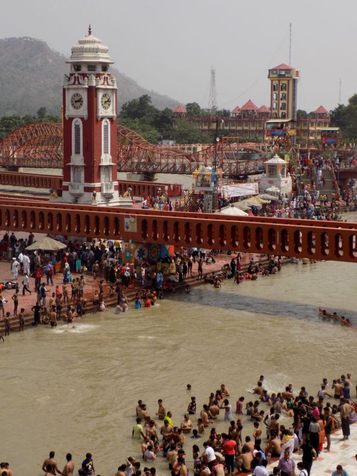 Se ve el río Ganges y personas bañándose en él.