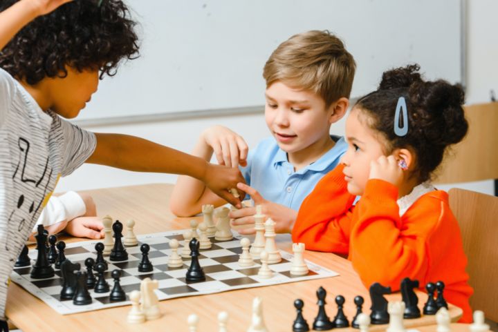 Niños jugando al ajedrez.