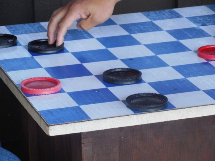 Persona moviendo una ficha.