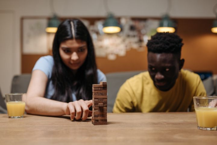 Dos personas juegando, uno espera mientras la otra chica mueve.