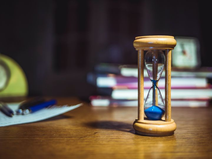 Reloj de area descontando el tiempo.