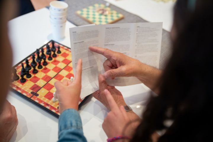 Leyendo reglas juego ajedrez.