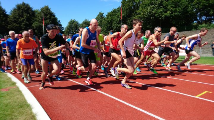 Grupo de personas empezando a correr.