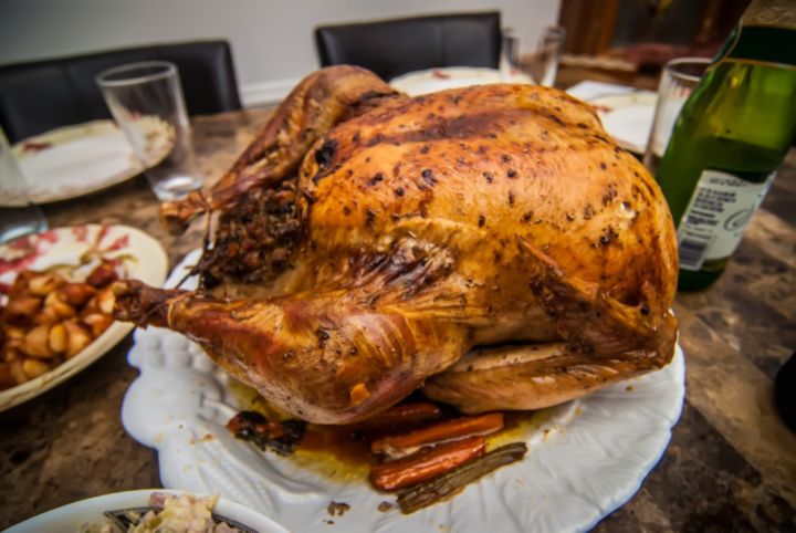 Se puede ver un pavo horneado.