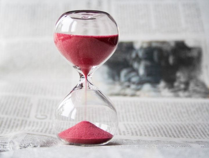 Reloj de arena que marca una cuenta atrás.