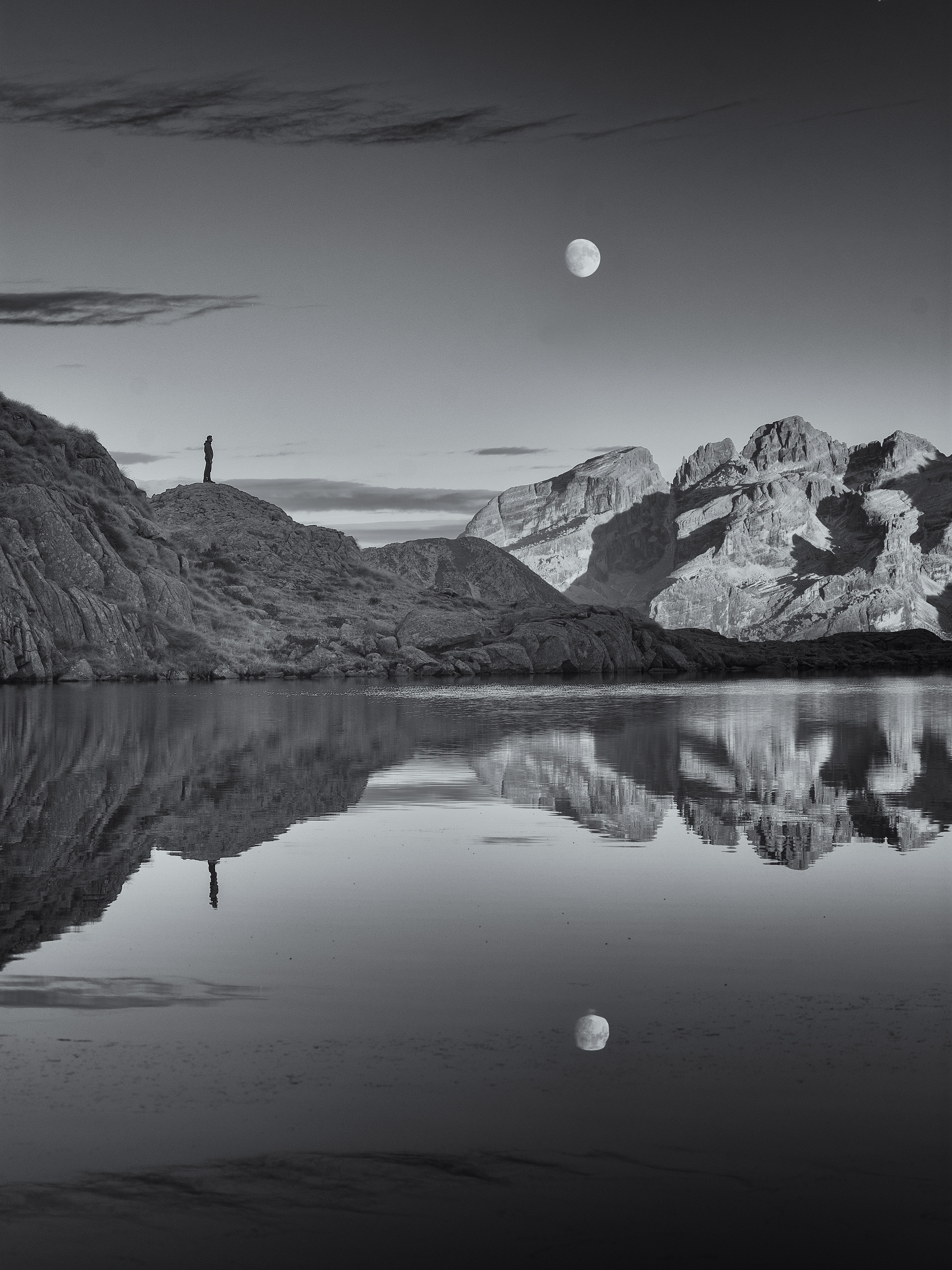 foto de montañas con el reflejo en el agua.