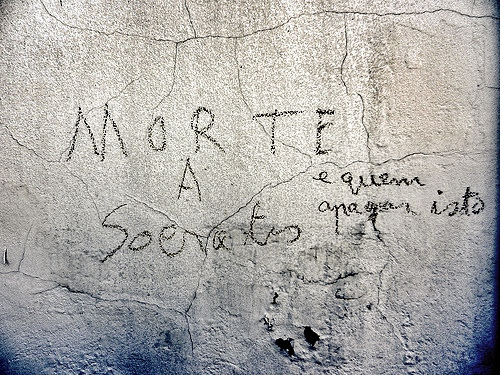 Grafito en la calle con el lema "Morte a Socrates"