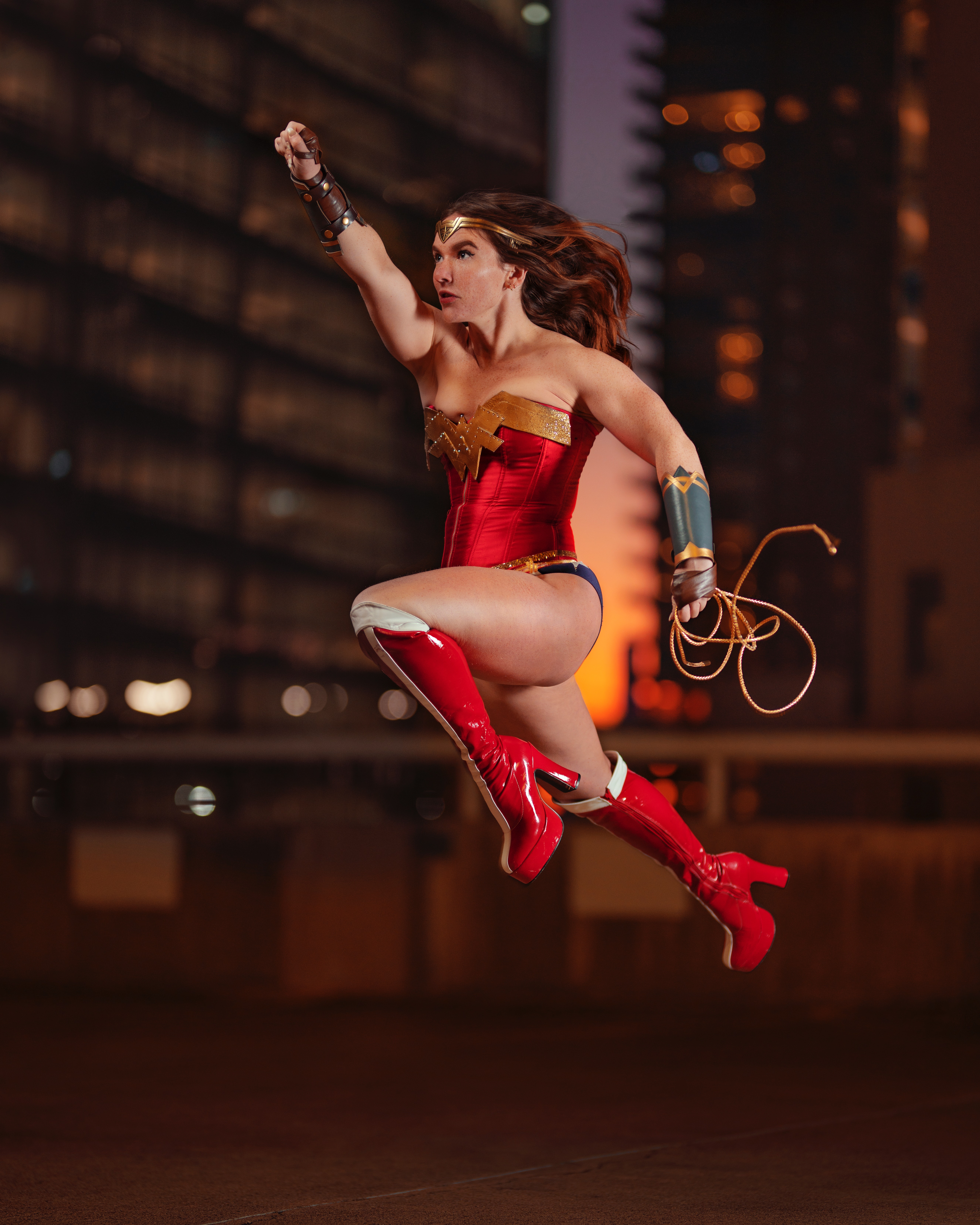 Wonderwoman saltando.