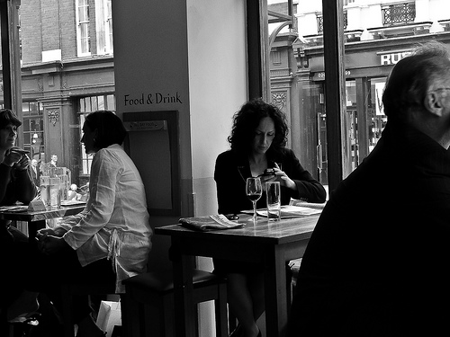 Mujer en una cafetería