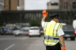 Policía ordenando el tráfico