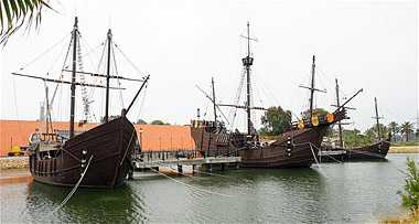 Replicas de las carabelas de Colón.