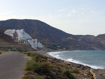 Playa del Algarrobico en Carboneras (Almería). La construcción de un hotel que nunca debía haberse comenzado se paralizó. ¿Demasiado tarde? 