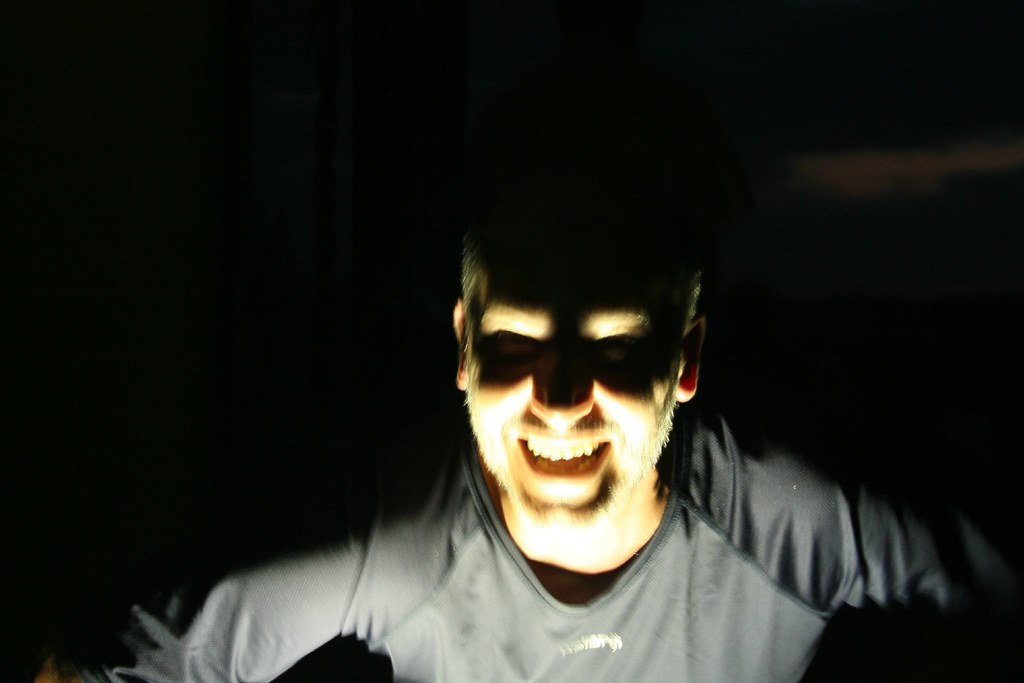 esta imagen muestra a un hombre con mala cara que le da la luz, sobre un fondo negro