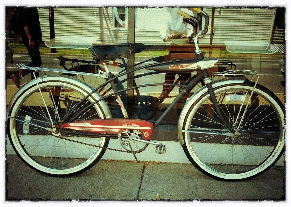Esta imagen muestra una bicicleta antigua