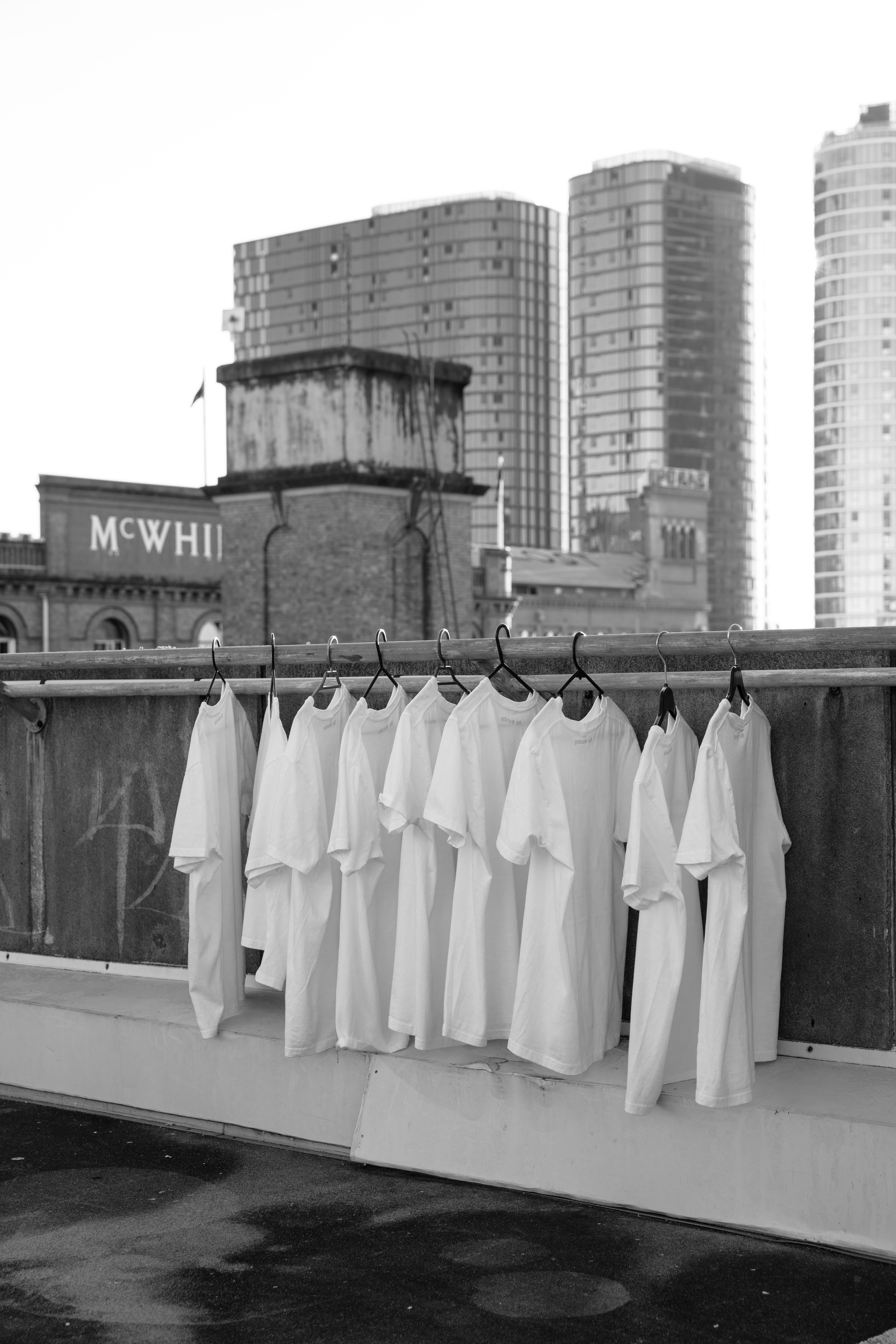 La imagen muestra nueve camisetas blancas.