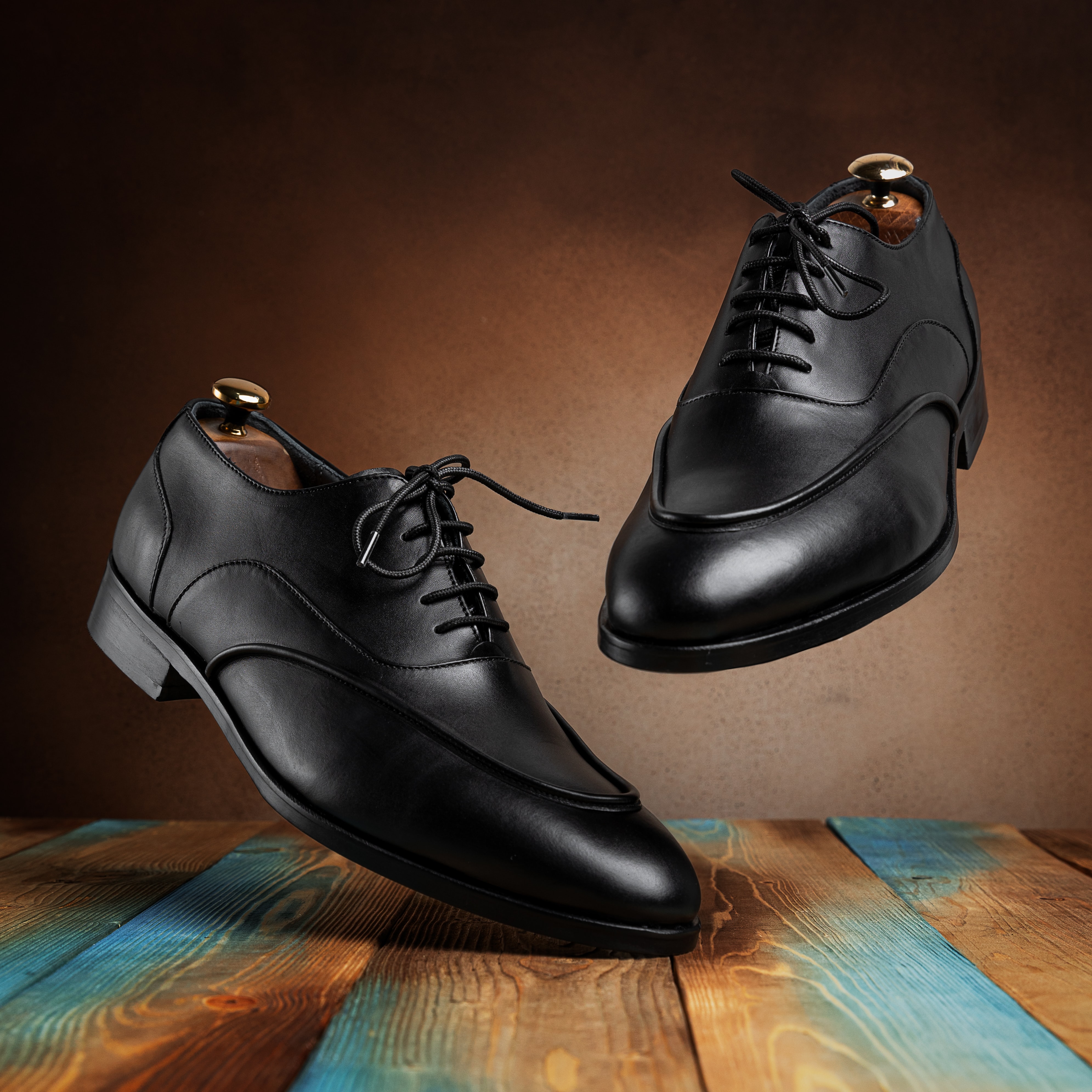 La imagen muestra dos zapatos negros.