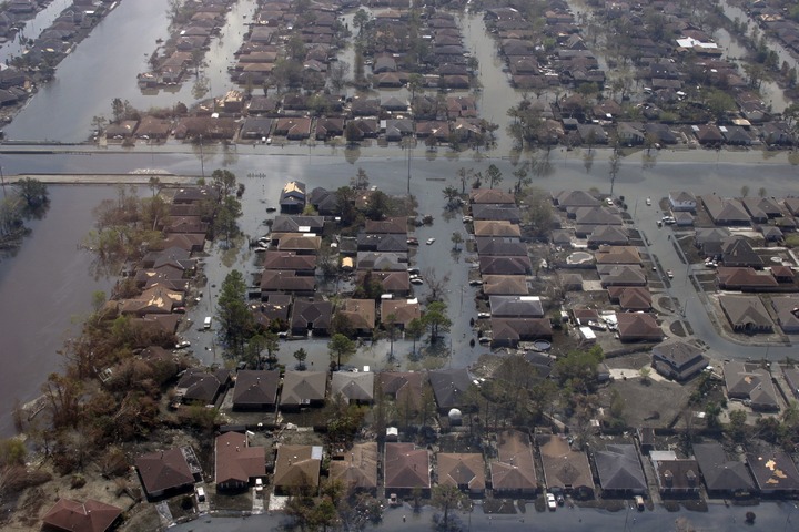 La imagen muestra varias casas inundadas.