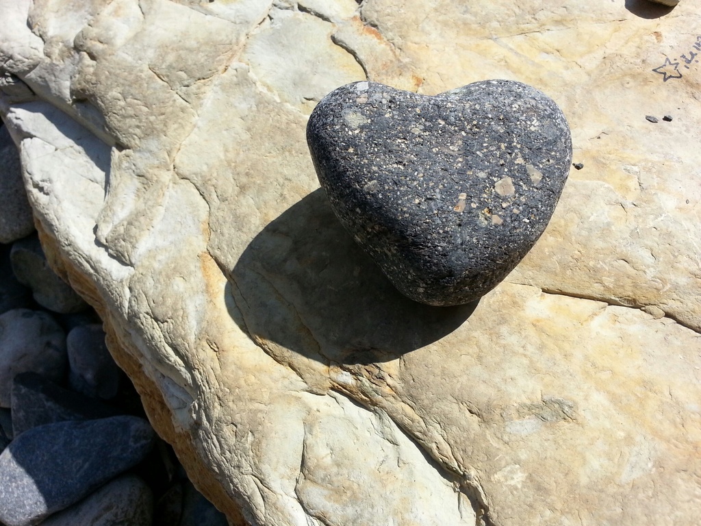 La imagen muestra una piedra en forma de corazón