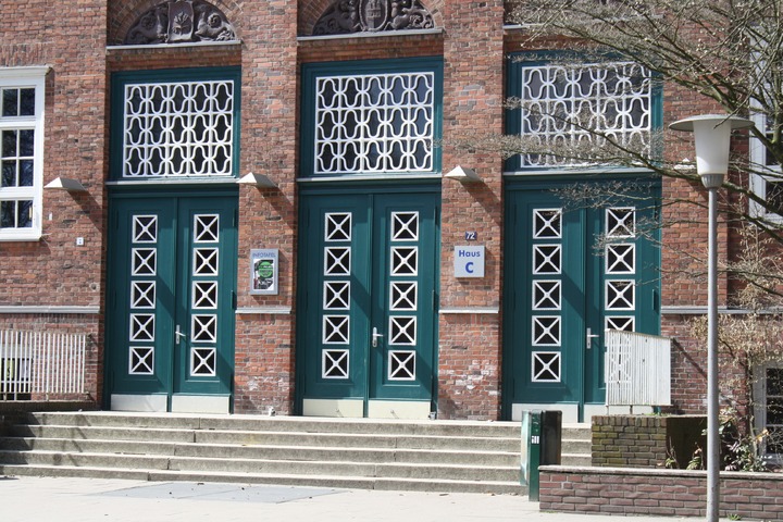 La imagen muestra los escalones de entrada a un edificio.