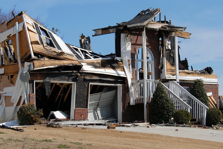La imagen muestra una casa arrasada por un terremoto o huracán.