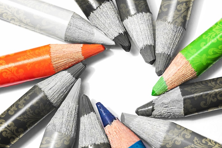 La imagen muestra las puntas de 12 lápices conformando un círculo, donde todos están en blanco y negro, salvo tres de ellos que son de colores.