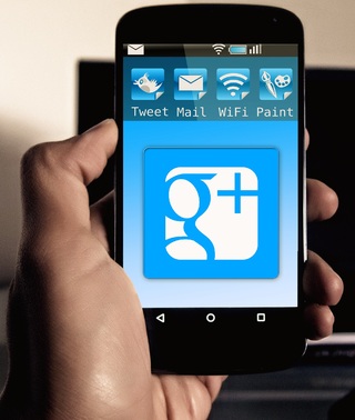 La imagen muestra una mano sosteniendo un teléfono móvil, y en la pantalla aparece “g+”.