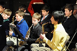 La imagen muestra un concierto escolar