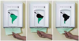 Aparecen tres dispensadores de papel con la imagen calada de América del Sur. El primero empezando por la izquierda se ve más lleno de papel, el segundo por la mitad y el tercero casi vacío.