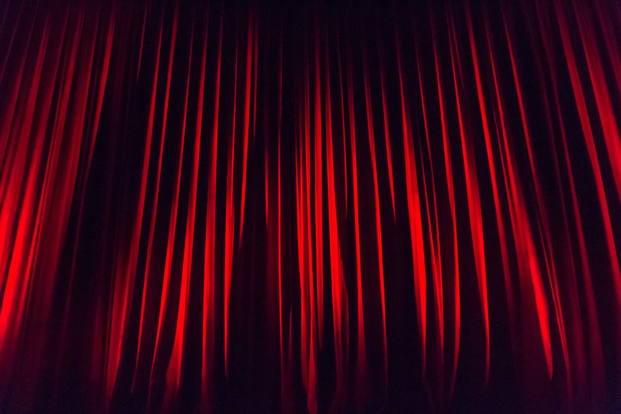 La imagen muestra una cortina de teatro
