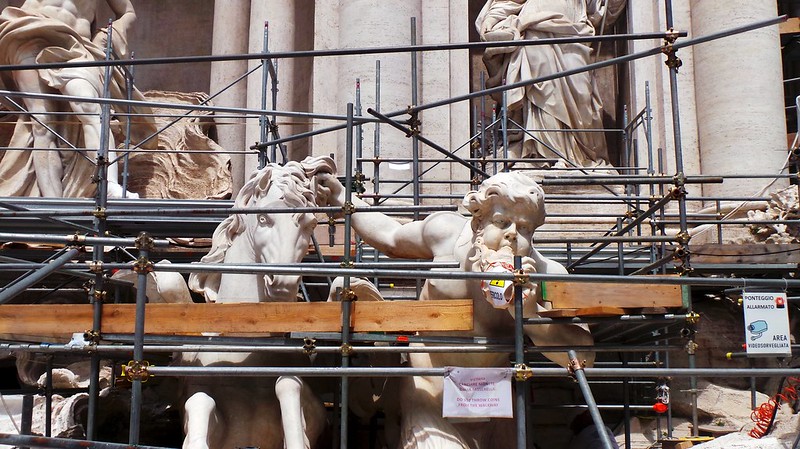 La imagen muestra unas esculturas rodeadas de andamios siendo restauradas.
