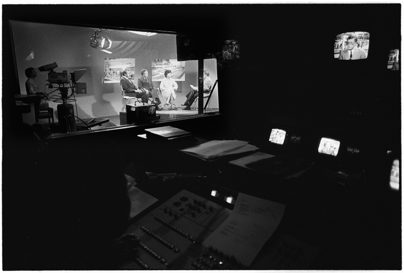 Escena en blanco y negro en la que se ve un estudio de radio.