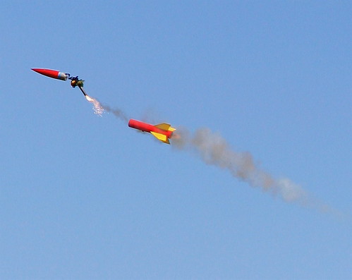 La imagen muestra un cohete que expulsa en el aire uno de sus motores.